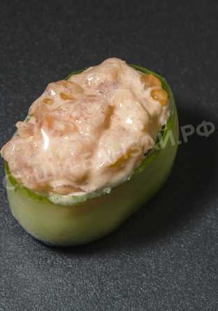 В огурце с лососем